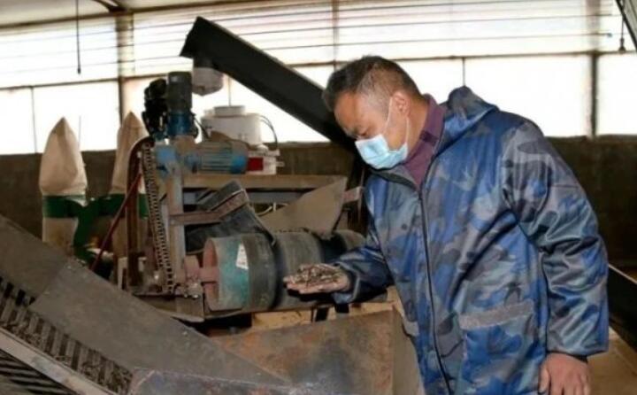 公司日产生物质颗粒燃料15吨，满负荷生产可达30吨，主要销往县内洗涤厂、豆腐厂、桑拿房等。